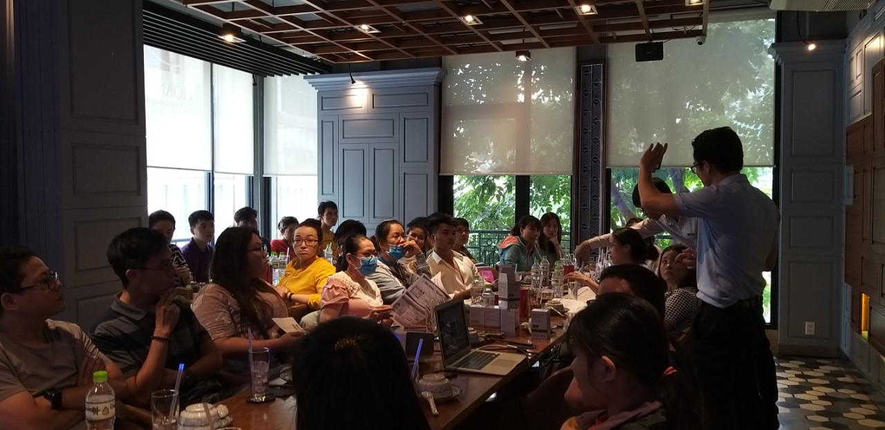 Giám đốc thương hiệu Careline đào tạo đại lý tại Nhà thuốc Nhị Trưng